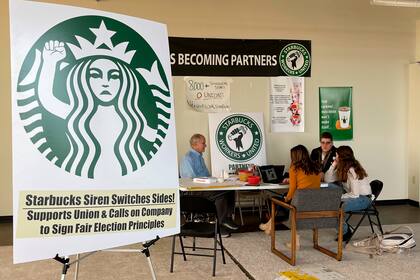Empleados de Starbucks conversan sobre la posibilidad de sindicalizarse, en Buffalo, estado de Nueva York, el 28 de octubre del 2021.   (AP foto/Carolyn Thompson)
