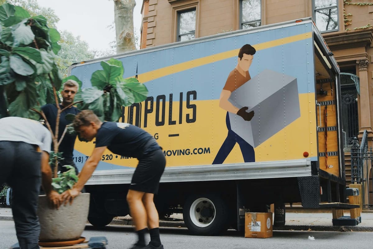 Empleados de una compañía de compra de muebles causaron daños a un edificio al intentar mover muebles