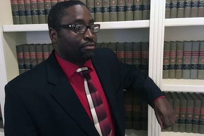 Empleados del banco lo acusaron falsamente de intentar depositar cheques fraudulentos