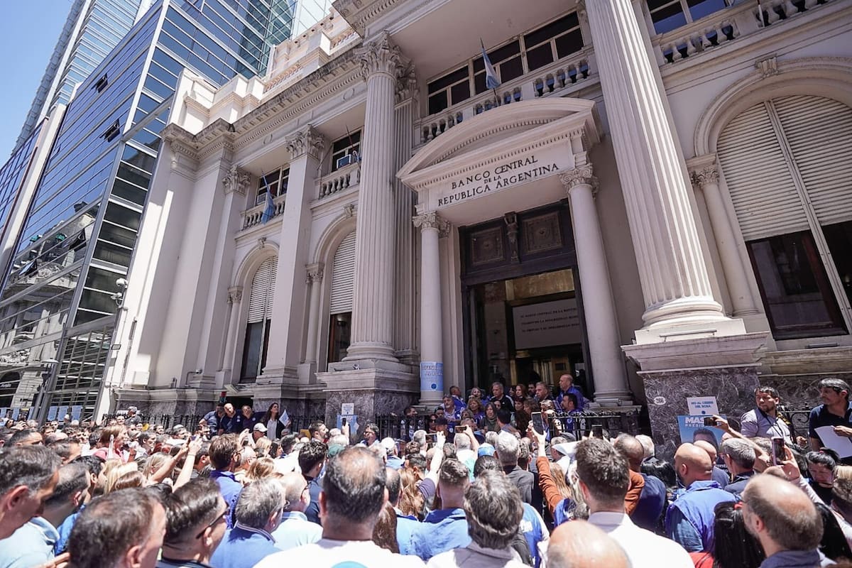Empleados del BCRA protestaron contra el cierre que propone Milei.