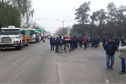 Empleados del gremio algodonero bloquean el ingreso al parque industrial Reconquista