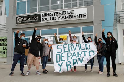 Empleados del Hospital Regional de Río Gallegos protestan en la puerta del Ministerio de Salud, tomado de manera pacífica desde el jueves