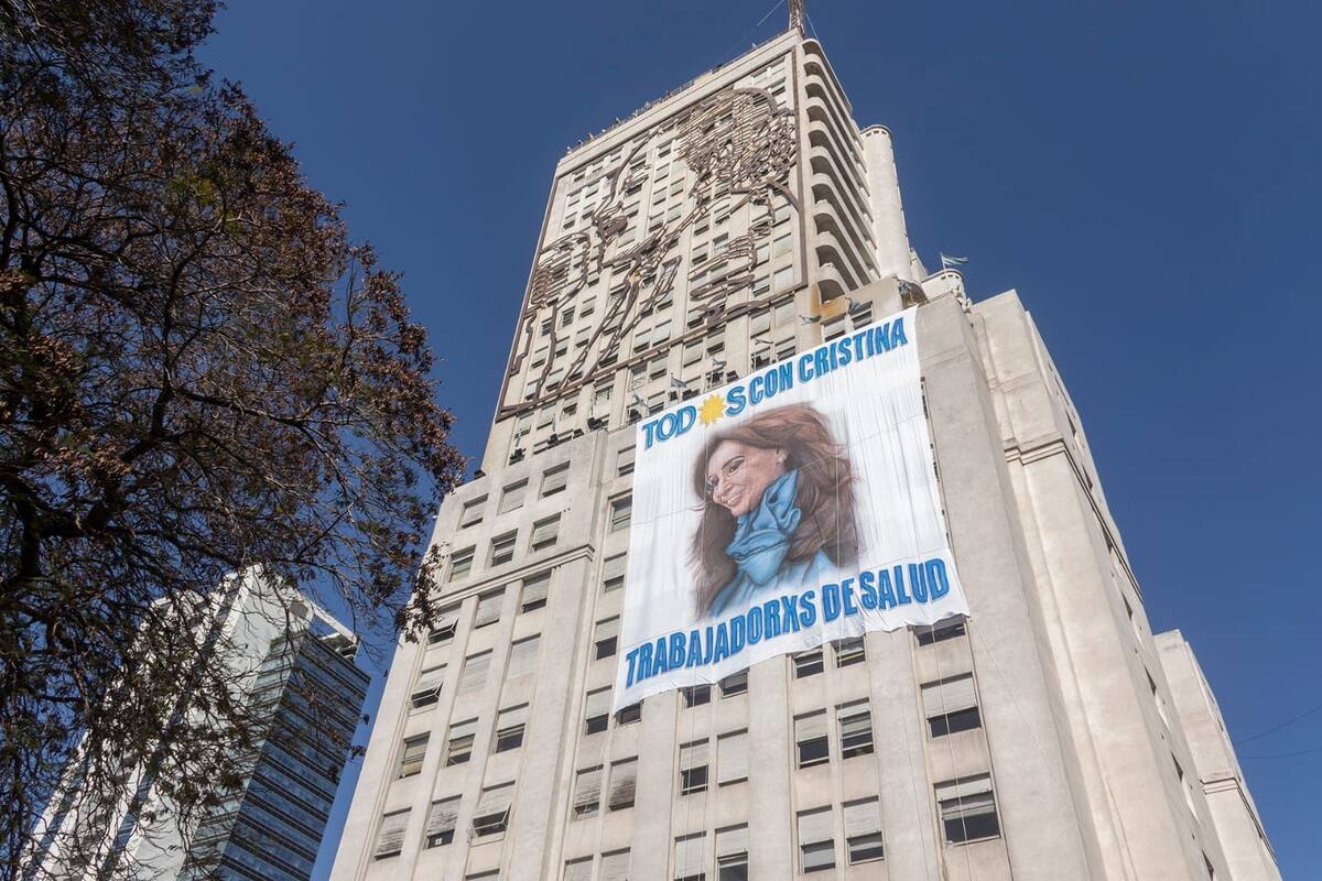 Empleados del Ministerio colgaron ayer una bandera de Cristina