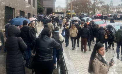 Empleados evacúan la sede del Ministerio de Economía tras una amenaza de bomba (@EterovichLu)