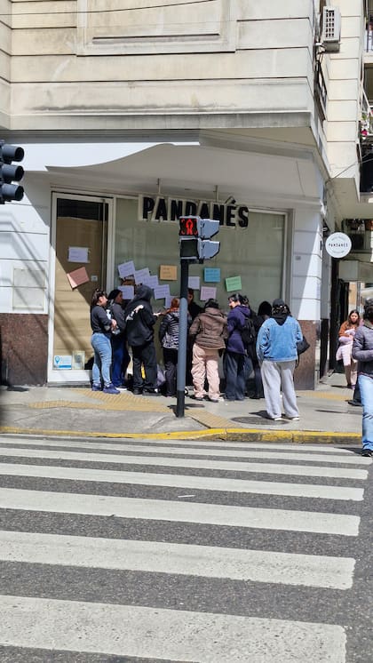 Empleados se agruparon fuera de una de las tiendas