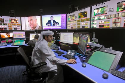 Empleados trabajan en una sala de control de transmisión en el estudio beIN Sports que albergará la Copa del Mundo 2022