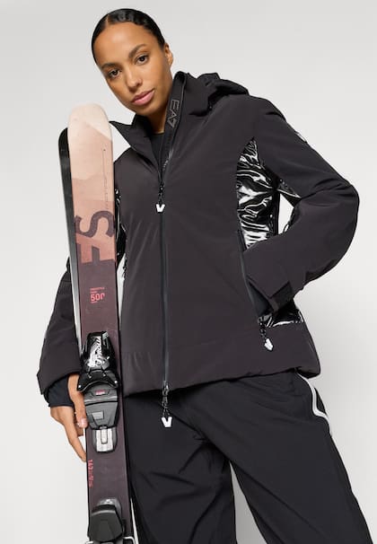 Emporio Armani usa en su línea de ski Dermizax, una membrana impermeable y respirable desarrollada por la japonesa Toray.