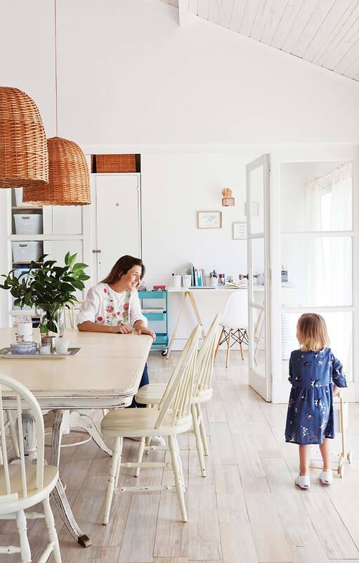 Emprendedora especializada en lifestyle y maternidad, Luti Antelo va por la vida cumpliendo sueños. Aquí, su última conquista: vivir con su familia en esta casa, que reciclaron aplicando color y soluciones prácticas antes que obra dura.