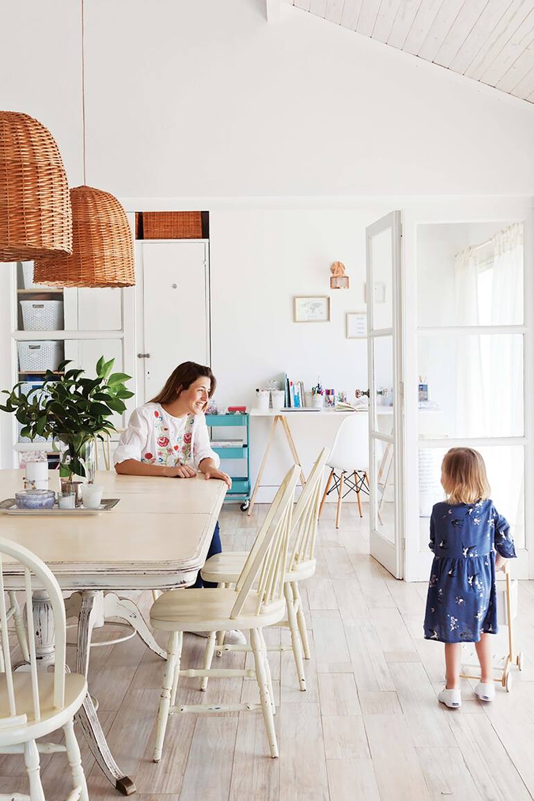 Emprendedora especializada en lifestyle y maternidad, Luti Antelo va por la vida cumpliendo sueños. Aquí, su última conquista: vivir con su familia en esta casa, que reciclaron aplicando color y soluciones prácticas antes que obra dura.