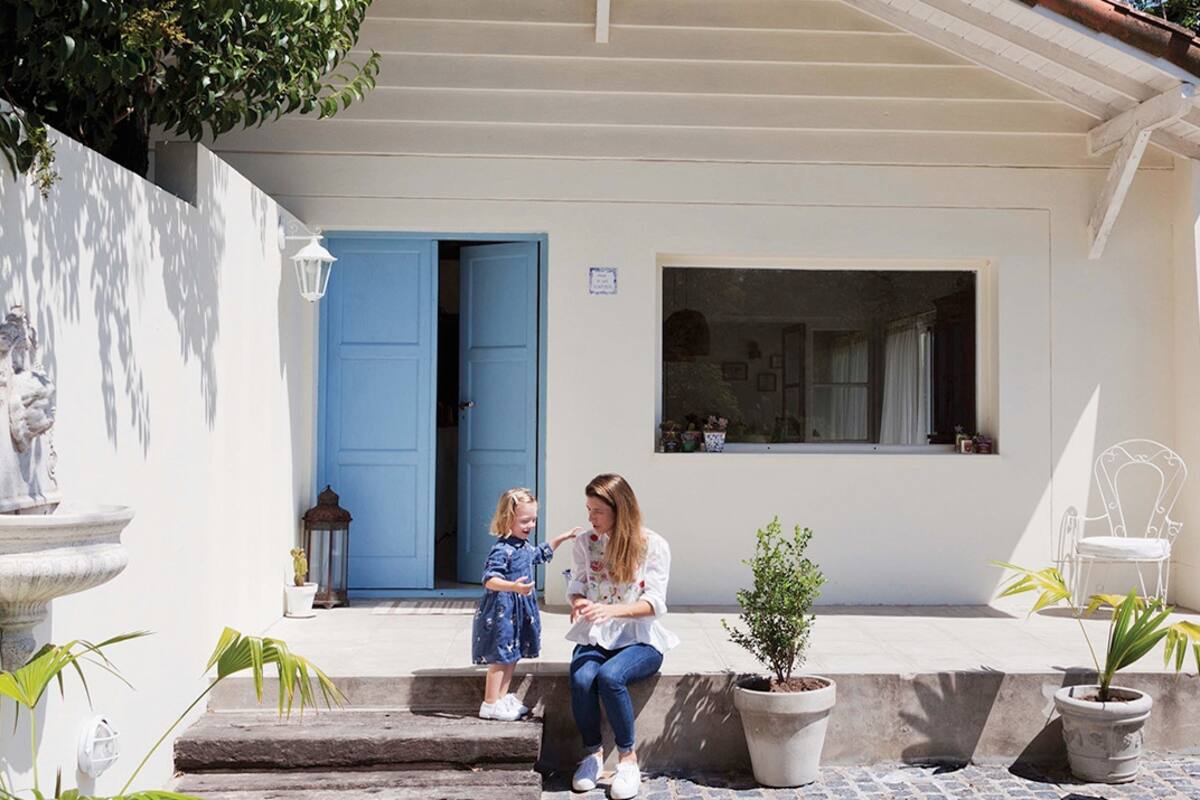 Emprendedora especializada en lifestyle y maternidad, Luti Antelo va por la vida cumpliendo sueños. Aquí, su última conquista: vivir con su familia en esta casa, que reciclaron aplicando color y soluciones prácticas antes que obra dura.