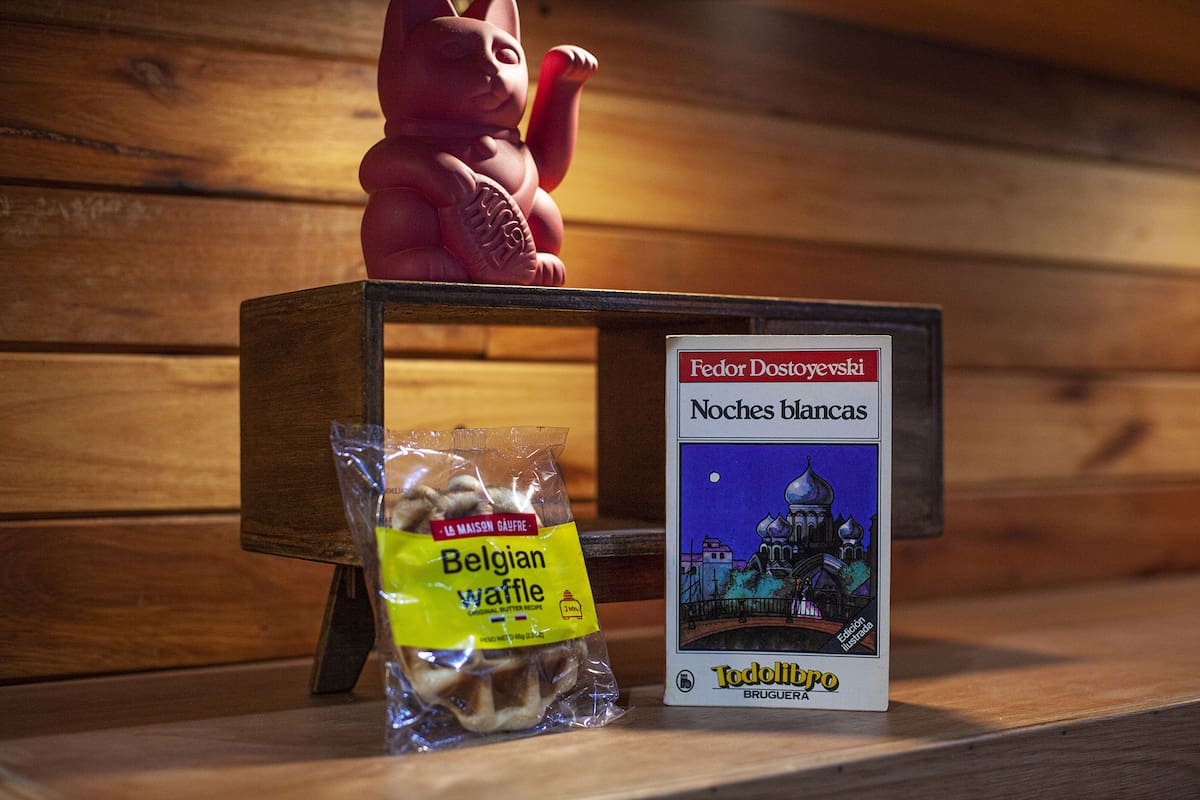 Emprendimientos como Pez Banana o Notingil ofrecen una cuidada curaduría de los títulos que hacen llegar a los hogares