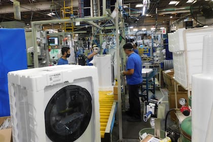 La empresa funciona en Luque y emplea a 1517 personas; es un tercio de la población económicamente activa de la ciudad; producen un millón de lavarropas automáticos de marcas propias y para terceros