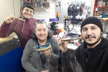 Empresa familiar: Manuel, con su mamá y su novia, orgullosos de poder ayudar.