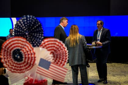 Empresarios charlan durante el summit de AmCham