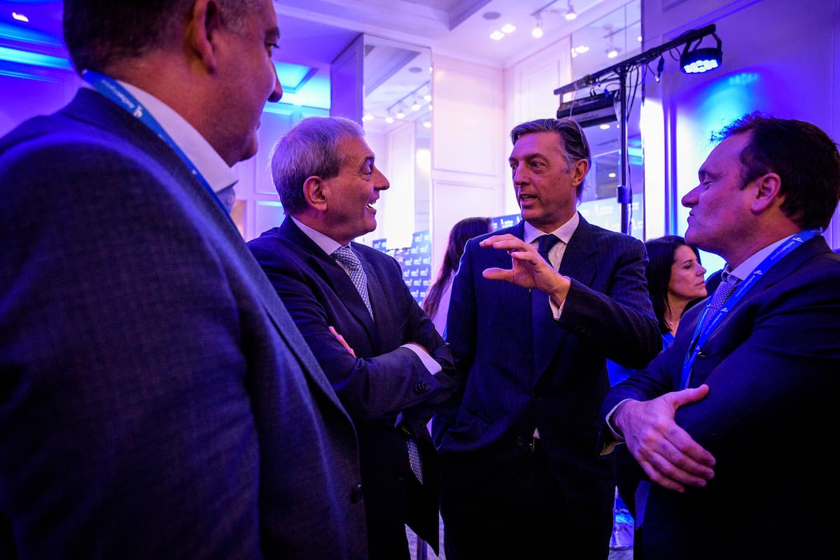 Empresarios charlan en el summit de AmCham