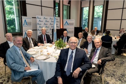 Empresarios de AEA con el presidente del BCRA, Santiago Bausili