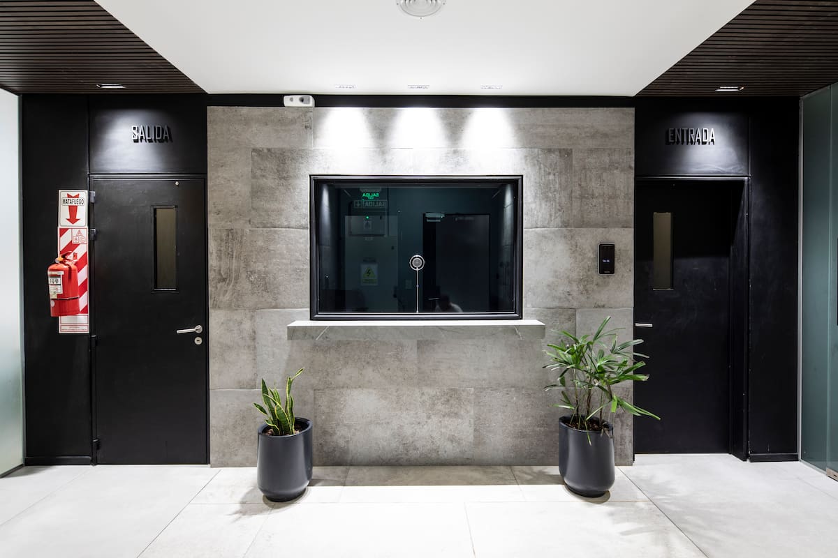 empresas como Hausler brindan un esquema de atención extendida de lunes a sábado, con acceso discreto, estacionamiento y salas de negocios para operaciones en un entorno de máxima seguridad.