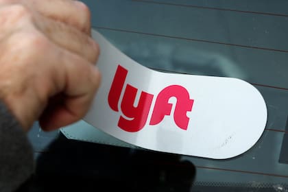 Empresas como Uber y Lyft deberán cumplir con las nuevas regulaciones en Illinois