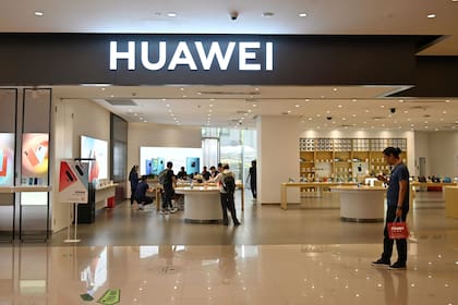 Empresas japonesas y británicas suspendieron sus planes de vender los nuevos teléfonos de la empresa china, tras el veto de Trump