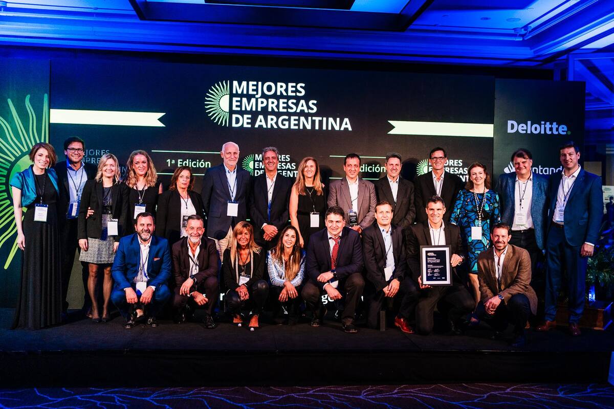 Empresas reconocidas en la 1era edición del programa Mejores Empresas de Argentina y autoridades de los sponsors (Deloitte, Santander y UCEMA).