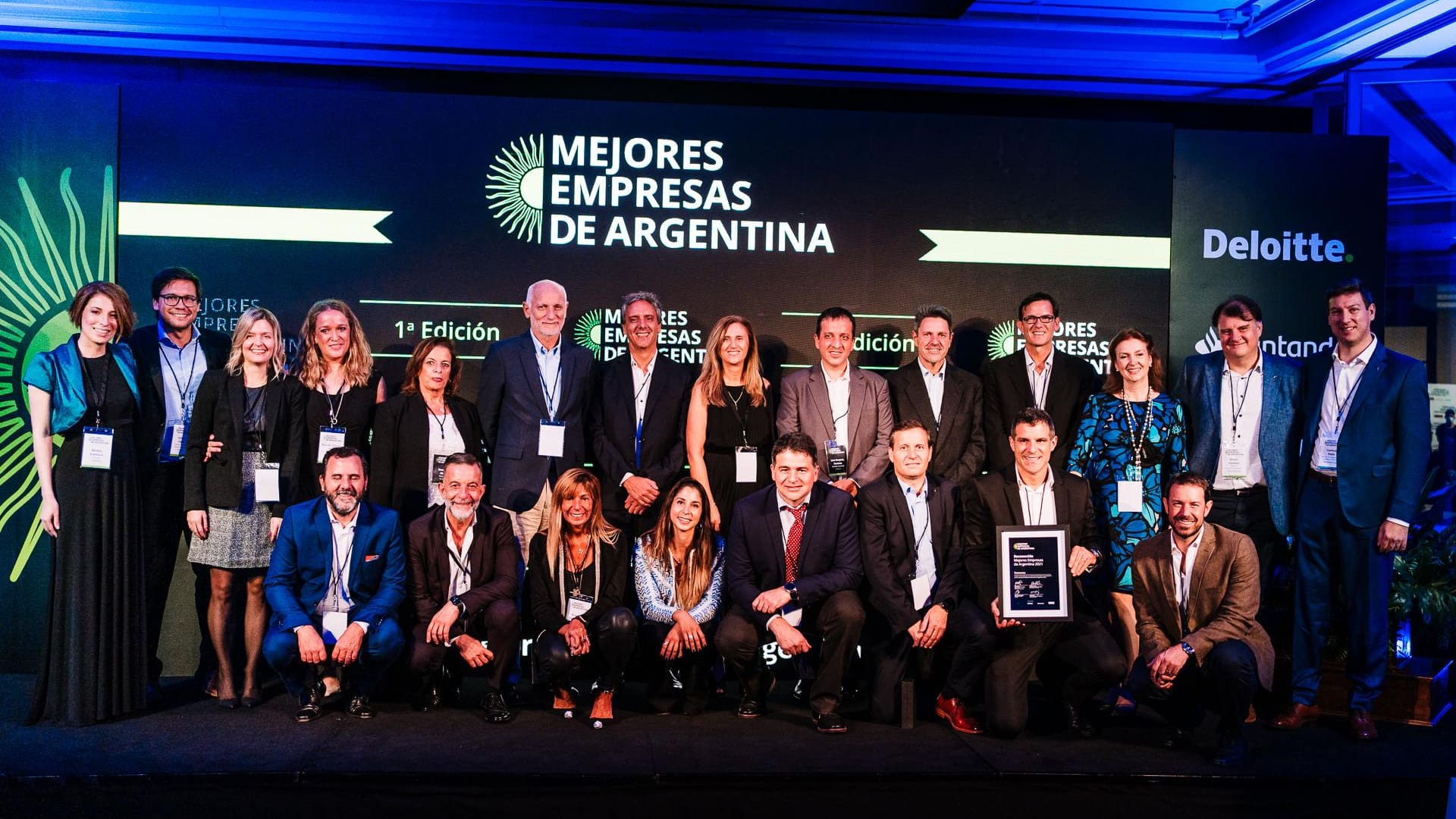 Empresas reconocidas en la 1era edición del programa Mejores Empresas de Argentina y autoridades de los sponsors (Deloitte, Santander y UCEMA).