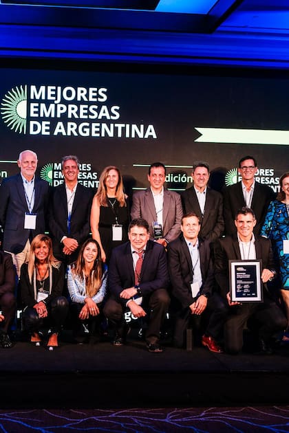 Empresas reconocidas en la 1era edición del programa Mejores Empresas de Argentina y autoridades de los sponsors (Deloitte, Santander y UCEMA).