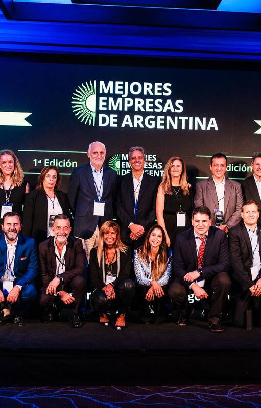 Empresas reconocidas en la 1era edición del programa Mejores Empresas de Argentina y autoridades de los sponsors (Deloitte, Santander y UCEMA).