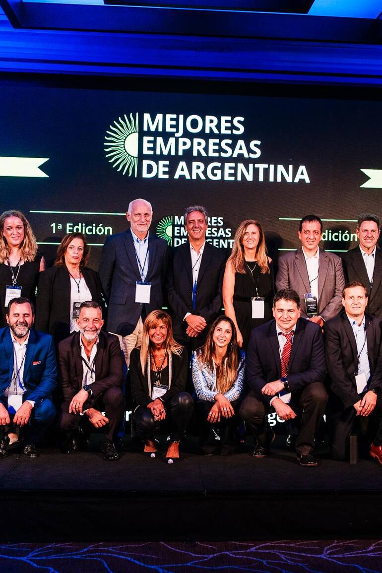 Empresas reconocidas en la 1era edición del programa Mejores Empresas de Argentina y autoridades de los sponsors (Deloitte, Santander y UCEMA).