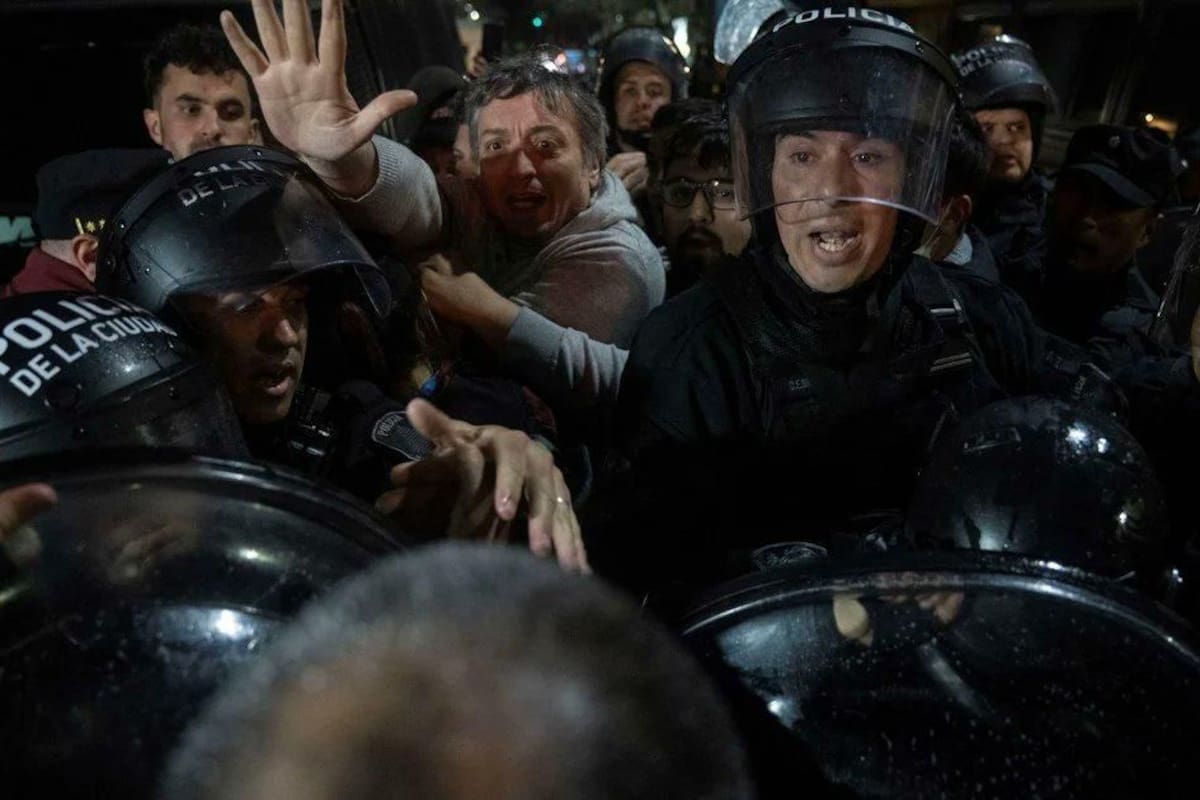 Empujones, gritos y tensión entre Máximo Kirchner y la Policía durante la movilización del sábado, en Recoleta