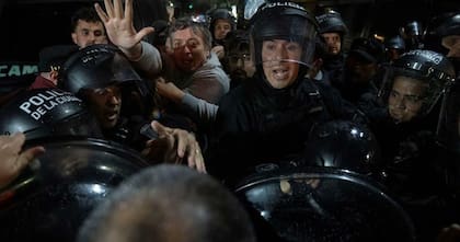 Empujones, gritos y tensión entre Máximo Kirchner y la Policía durante la movilización de ayer