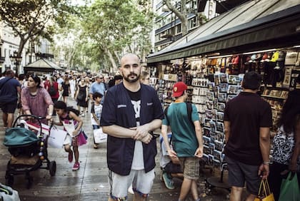 En 1018, Pablo posó para una nota para EL PAIS, delante del quiosco donde trabajaba en La Rambla