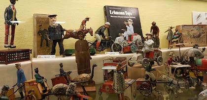 En 1200 metros cuadrados, se exhiben miles de antiguos juguetes, libros, revistas, y muchas otras piezas que se renuevan
