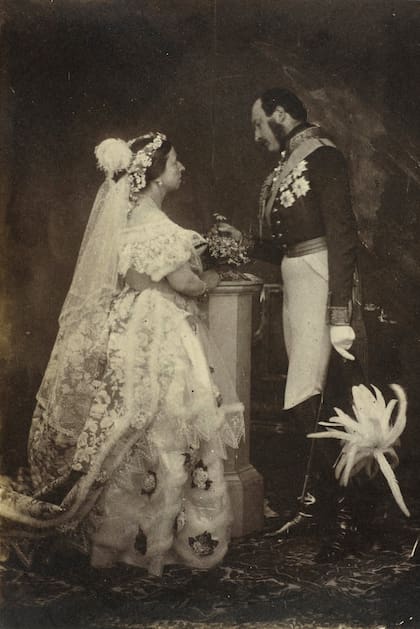 En 1840, cuando la reina Victoria se casó con su primo el príncipe Alberto no existían las fotografías. En 1854, hicieron esta recreación con sus atuendos de corte.