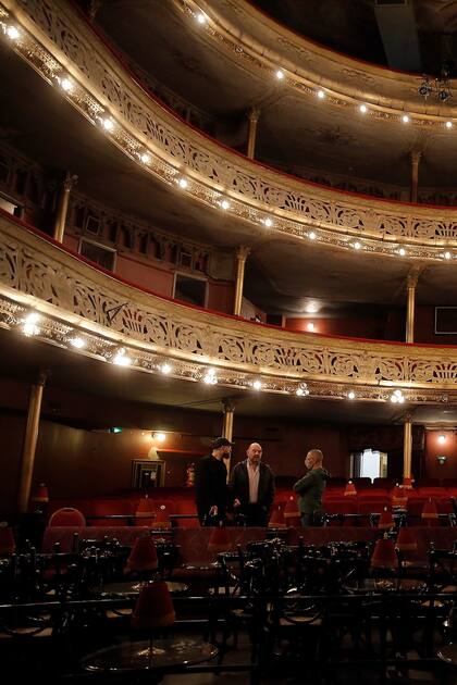 En 1893 el teatro fue reconstruido con un estilo italianizante. Todavía mantiene los dorados y ocres, los mármoles y los palcos en herraduras.