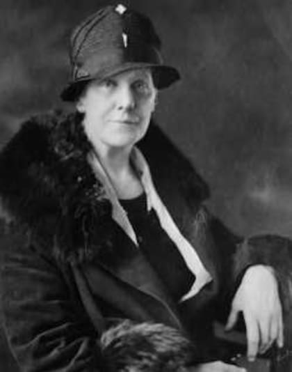 En 1905, Anna Jarvis perdió a su madre, Ann Reeves Jarvis, que había dedicado buena parte de su vida a mejorar las condiciones sanitarias de las familias de Virginia Occidental y a promover la reconciliación entre vecinos enfrentados por la Guerra Civil, y decidió honrarla estableciendo una jornada dedicada a todas las madres