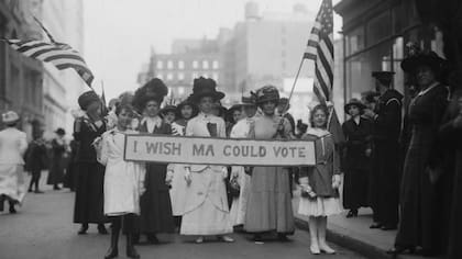 En 1913 las mujeres ya marchaban por el derecho a votar en Estados Unidos. También eran frecuentes las protestas para pedir mejores condiciones laborales.