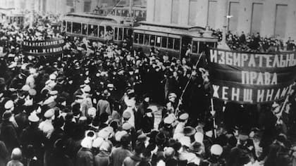 En 1917 miles de mujeres en Rusia se lanzaron a las calles contra la guerra, una protesta que desembocó en la revolución y marcó la fecha del Día Internacional de la Mujer.