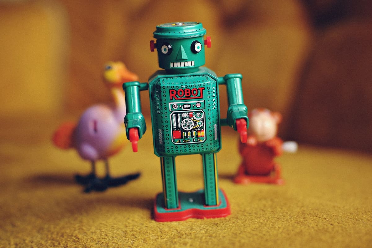 En 1921, el checoslovaco Karel Capek imaginó autómatas capaces de amenazar a la humanidad en R.U.R., la obra teatral en la que se acuñó el término “robot”. Un siglo después, oscilamos entre el flechazo y el temor a las máquinas