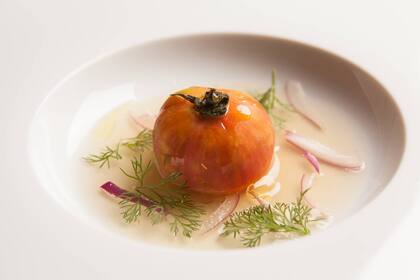 En 1921 el tomate reliquia sale relleno de cebolla y pickle de tomates, bavarois de tomate servido sobre agua de tomate.