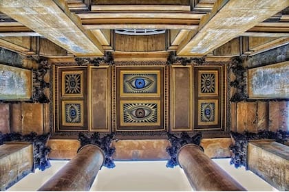 En 1928 mandó a pintar sus ojos y los de su marido en el pórtico del palacio donde vivía