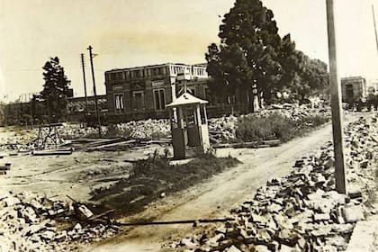 En 1929 el Pabellón de las Rosas fue cerrado y demolido. Detrás de los escombros, en la izquierda de la imagen, asoman las tribunas de la antigua cancha de River Plate