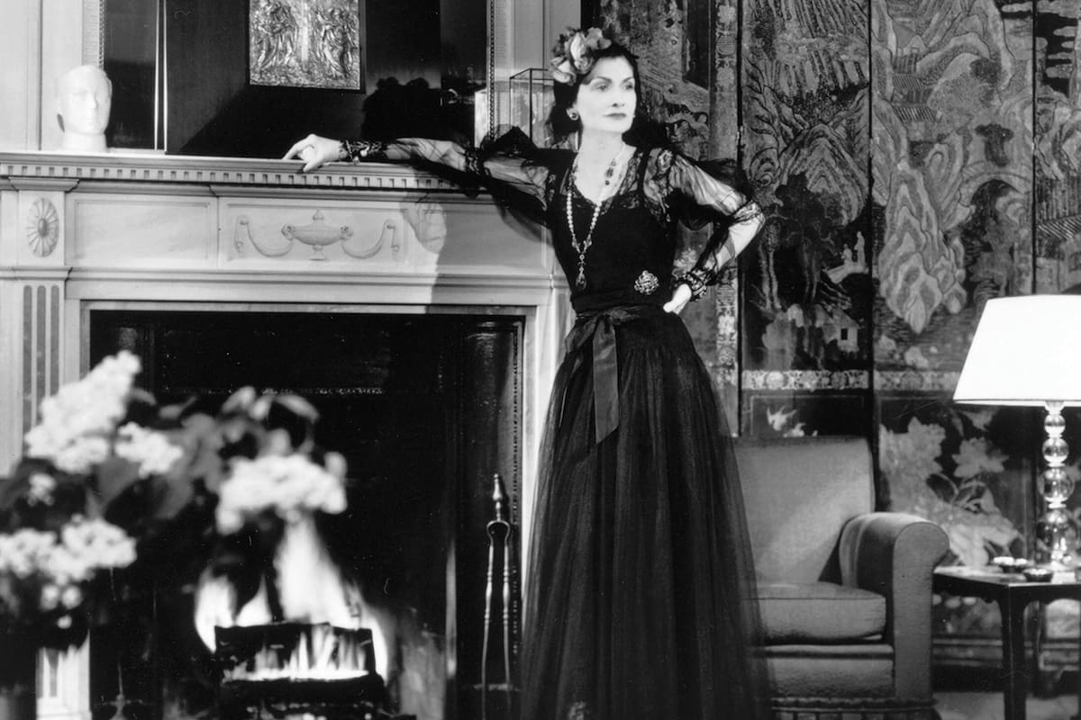 En 1937, en el apogeo de su notoriedad,
Mademoiselle Chanel se convirtió en
la primera mujer en ser el rostro de su
propia fragancia: apoyada sobre el
frente de una chimenea en su suite del
Ritz, posó frente a la cámara de François
Kollar para un anuncio que apareció en
Harper’s Bazaar.