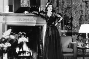 En 1937, en el apogeo de su notoriedad,
Mademoiselle Chanel se convirtió en
la primera mujer en ser el rostro de su
propia fragancia: apoyada sobre el
frente de una chimenea en su suite del
Ritz, posó frente a la cámara de François
Kollar para un anuncio que apareció en
Harper’s Bazaar.
