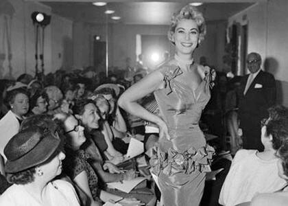 En 1943 la Semana de la Moda de Nueva York tuvo su primera edición. Originalmente se llamó la "Semana de la Prensa".