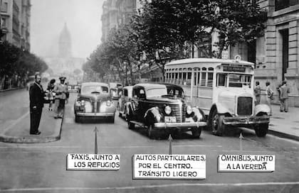 En 1944, la Municipalidad impuso nuevas reglas y carriles para la circulación. Recién en 1968 dejó de ser doble mano.