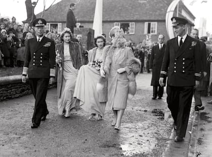 En 1946, Felipe recibe a los invitados a la boda de su prima, Patricia Mountbatten. En la foto, acompaña a Jorge VI y a la Reina Madre, además de Isabel y Margaret, que eran damas de honor.