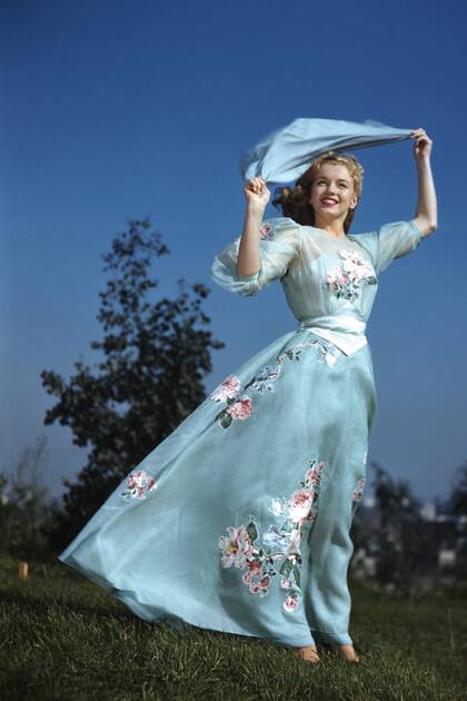 En 1946 la contrató por primera vez la 20th Century Fox y esta primera sesión de fotos fue antes de que se convirtiera en una “rubia debilidad”.
