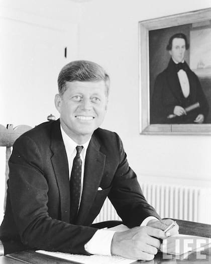 En 1952, Kennedy es elegido como uno de los senadores en la Cámara; ocho años después, derrotó a Richard Nixon en las elecciones presidenciales