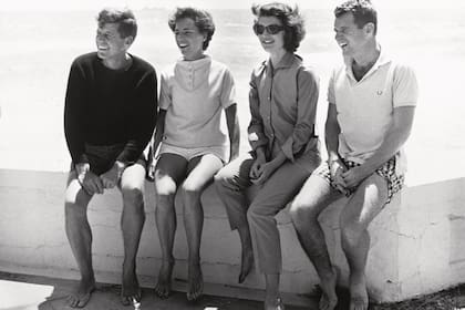 En 1953: John F. Kennedy, Ethel Kennedy, Jacqueline Kennedy y Robert Kennedy en la playa