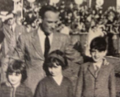 En 1955, Mario Bustillo en la Expo de Palermo junto a tres de sus hijos Elisa, Patricia y Mario